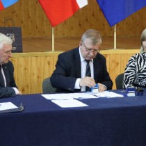 Powiększ zdjęcie Umowę podpisują przedstawiciele Gminy Secemin