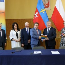 Powiększ zdjęcie Podpisaną umowę Wójtowi Gminy Secemin Tadeuszowi Piekarskiemu wręcza Radny Sejmiku Województwa Świętokrzyskiego Artur Konarski