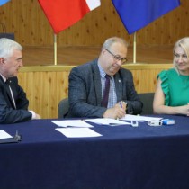 Powiększ zdjęcie Umowę podpisują przedstawiciele Gminy Krasocin