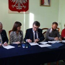 Powiększ zdjęcie Przedstawiciele%20Powiatu%20Włoszczowskiego%20podpisują%20umowę%20z%20panem%20Łukaszem%20Oparką