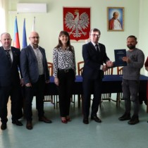 Powiększ zdjęcie Starosta Włoszczowski Dariusz Czechowski przekazuje jeden egzemplarz podpisanej umowy panu Łukaszowi Oparce