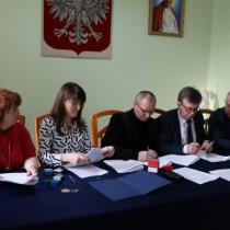 Powiększ zdjęcie Przedstawiciele Powiatu Włoszczowskiego podpisują umowę z panem Rafałem Orlikowskim