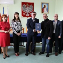 Powiększ zdjęcie Starosta Włoszczowski Dariusz Czechowski przekazuje jeden egzemplarz podpisanej umowy panu Rafałowi Orlikowskiemu