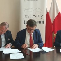 Powiększ zdjęcie Umowę%20podpisują%20Wicestarosta%20Łukasz%20Karpiński,%20Starosta%20Włoszczowski%20Dariusz%20Czechowski%20i%20Pełnomocnik%20Zarządu%20PFRON%20Andrzej%20Michalski