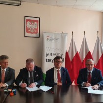 Powiększ zdjęcie Od lewej siedzą: Senator Krzysztof Słoń, Wicestarosta Łukasz Karpiński, Starosta Włoszczowski Dariusz Czechowski, Pełnomocnik Zarządu PFRON Andrzej Michalski