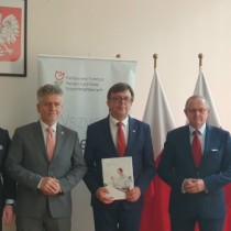 Powiększ zdjęcie Od lewej stoją: Wicestarosta Łukasz Karpiński, Senator Krzysztof Słoń, Starosta Włoszczowski Dariusz Czechowski, Pełnomocnik Zarządu PFRON Andrzej Michalski