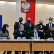 Powiększ zdjęcie Wojewoda%20Świętokrzyski%20podpisuje%20umowę%20na%20dofinansowanie%20inwestycji%20drogowej%20Powiatu%20Włoszczowskiego%20ze%20Starostą,%20Wicestarostą%20i%20Skarbnik%20Powiatu