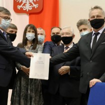 Powiększ zdjęcie Przekazanie jednego egz. podpisanej umowy dla Powiatu Włoszczowskiego. Od lewej stoją: Starosta Włoszczowski, Przewodniczący Sejmiku Województwa Świętokrzyskiego, Skarbnik Powiatu, Wicestarosta, Posłowie Kwitek i Lipiec, Senator, Wojewoda