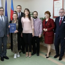Powiększ zdjęcie Starosta%20Dariusz%20Czechowski,%20studentka%20Martyna%20Saladra,%20Kierownik%20Wydziału%20OR%20Robert%20Suchanek,%20Skarbnik%20Powiatu%20Agnieszka%20Górska,%20Członkowie%20Zarządu%20Rafał%20Pacanowski%20i%20Małgorzata%20Gusta,%20Wicestarosta%20Łukasz%20Karpiński