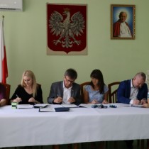 Powiększ zdjęcie Podpisanie%20umowy