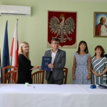 Powiększ zdjęcie Od lewej stoją: Przewodniczący Rady Powiatu, właścicielka Przedsiębiorstwa Handlowo-Usługowego „KAMI”, Starosta Włoszczowski, Skarbnik Powiatu, Wicestarosta, Członek Zarządu Powiatu