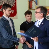 Powiększ zdjęcie Starosta Włoszczowski Dariusz Czechowski przekazuje jeden egzemplarz umowy studentowi Karolowi Depcie