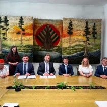 Powiększ zdjęcie Dyrektor%20ZOZ%20we%20Włoszczowie%20Rafał%20Krupa%20podpisuje%20umowę%20z%20kierownictwem%20Narodowego%20Funduszu%20Ochrony%20Środowiska%20i%20Gospodarki%20Wodnej%20w%20Warszawie
