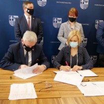 Powiększ zdjęcie Podpisanie%20umowy%20na%20dofinansowanie%20wymiany%20wind%20we%20włoszczowskim%20szpitalu