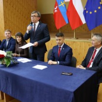 Powiększ zdjęcie Starosta%20Włoszczowski%20Dariusz%20Czechowski%20wita%20przybyłych%20na%20uroczystość%20gości