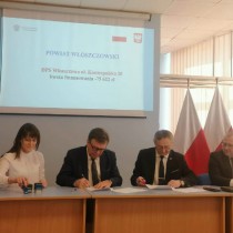 Powiększ zdjęcie Wojewoda%20Świętokrzyski%20podpisuje%20umowę%20ze%20Starostą%20Włoszczowskim,%20Wicestarostą%20i%20Skarbnik%20Powiatu
