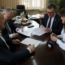 Powiększ zdjęcie Umowę%20podpisują:%20Starosta%20Włoszczowski%20Dariusz%20Czechowski,%20Wicestarosta%20Łukasz%20Karpiński,%20Skarbnik%20Powiatu%20Agnieszka%20Górska%20i%20Wójt%20Gminy%20Moskorzew%20Andrzej%20Walasek