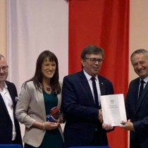 Powiększ zdjęcie Wicestarosta Łukasz Karpiński, Skarbnik Powiatu Agnieszka Górska, Starosta Włoszczowski Dariusz Czechowski, Wojewoda Świętokrzyski Zbigniew Koniusz