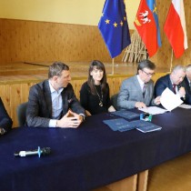 Powiększ zdjęcie Starosta%20Włoszczowski%20Dariusz%20Czechowski%20podpisuje%20umowę