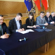 Powiększ zdjęcie Dyrektor ZOZ Rafał Krupa podpisuje umowę
