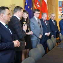 Powiększ zdjęcie Dyrektor ZOZ Rafał Krupa dziękuje Zarządowi za przekazane środki