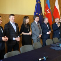 Powiększ zdjęcie Głos zabiera Przewodniczący Rady Powiatu Włoszczowskiego Zbigniew Matyśkiewicz