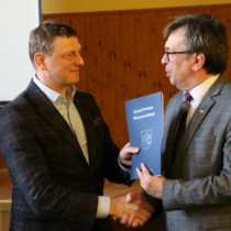 Powiększ zdjęcie Starosta Włoszczowski Dariusz Czechowski przekazuje Dyrektorowi ZOZ Włoszczowa jeden egzemplarz podpisanej umowy