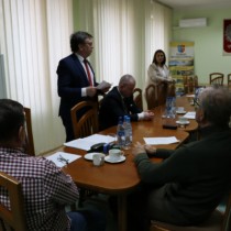 Powiększ zdjęcie Starosta%20wita%20przedstawicieli%20kół%20łowieckich