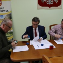 Powiększ zdjęcie Starosta podpisuje umowę z przedstawicielami Koła Łowieckiego 
