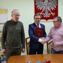Powiększ zdjęcie Starosta przekazuje jeden z podpisanych egzemplarzy umowy przedstawicielom Koła Łowieckiego 