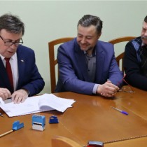 Powiększ zdjęcie Starosta podpisuje umowę z przedstawicielami Koła Łowieckiego 