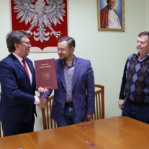 Powiększ zdjęcie Starosta przekazuje jeden z podpisanych egzemplarzy umowy przedstawicielom Koła Łowieckiego 