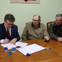 Powiększ zdjęcie Starosta podpisuje umowę z przedstawicielami Koła Łowieckiego 