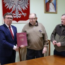 Powiększ zdjęcie Starosta przekazuje jeden z podpisanych egzemplarzy umowy przedstawicielom Koła Łowieckiego 