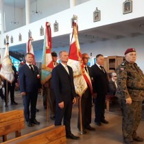 Powiększ zdjęcie Hołd zmarłemu oddają poczty sztandarowe Związku Żołnierzy NSZ im. Brygady Świętokrzyskiej z Oleszna i Włoszczowy, Samodzielnego Batalionu im. Mjr Henryka Dobrzańskiego 