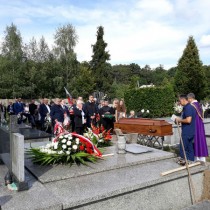 Powiększ zdjęcie Odprowadzenie zmarłego na cmentarz