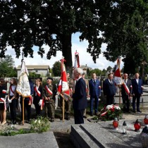 Powiększ zdjęcie Poczty sztandarowe na cmentarzu