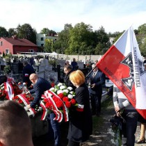 Powiększ zdjęcie Delegacje składają wiązanki kwiatów i wieńce na grobie zmarłego