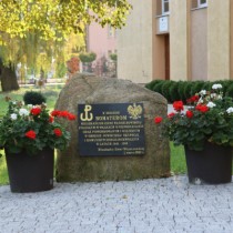 Powiększ zdjęcie Tablica poświęcona mieszkańcom ziemi włoszczowskiej poległym w walkach o niepodległość oraz pomordowanym i więzionym w okresie sowieckiej okupacji i komunistycznego zniewolenia w latach 1945 – 1956, która znajduje się przed budynkiem starostwa
