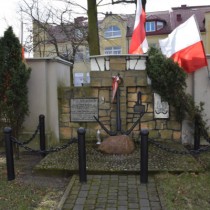 Powiększ zdjęcie Symboliczna mogiła dowódców Armii Krajowej gen. Stefana Roweckiego i gen. Leopolda Okulickiego, która znajduje się przy Kościele pw. Wniebowzięcia NMP we Włoszczowie