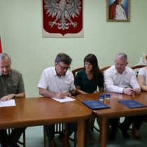 Powiększ zdjęcie Podpisanie%20umowy