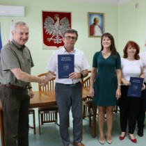 Powiększ zdjęcie Starosta Włoszczowski Dariusz Czechowski przekazuje Nadleśniczemu Nadleśnictwa Włoszczowa Arturowi Ratusznikowi jeden egzemplarz podpisanej umowy