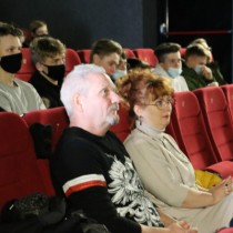 Powiększ zdjęcie Na%20widowni%20siedzą%20Członek%20Zarządu%20Powiatu%20Włoszczowskiego%20Małgorzata%20Gusta%20i%20Rafał%20Żelichowski%20-%20członek%20wspierający%20Powiatową%20Radę%20Kombatantów%20i%20Osób%20Represjonowanych