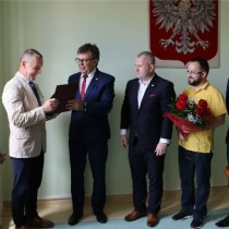 Powiększ zdjęcie Gratulacje%20Dyrektorowi%20Dziubie%20składają%20kolejno:%20Starosta%20Włoszczowski,%20Wicestarosta,%20Członek%20Zarządu,%20Sekretarz%20i%20Skarbnik%20Powiatu