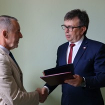 Powiększ zdjęcie Starosta Włoszczowski Dariusz Czechowski przekazuje Dyrektorowi ZS nr 3 we Włoszczowie Piotrowi Dziubie list gratulacyjny
