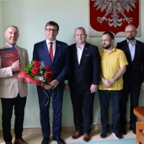 Powiększ zdjęcie Od lewej stoją: Skarbnik Powiatu, Dyrektor ZS nr 3 we Włoszczowie, Starosta Włoszczowski, Wicestarosta, Członek Zarządu Powiatu, Sekretarz, Kierownik Wydziału Edukacji, Kultury i Spraw Obywatelskich Starostwa Powiatowego we Włoszczowie