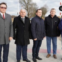 Powiększ zdjęcie Na%20zmodernizowanym%20przejeździe%20kolejowym%20w%20Woli%20Kuczkowskiej:%20(od%20lewej)%20Łukasz%20Karpiński,%20Dariusz%20Czechowski,%20Zbigniew%20Matyśkiewicz,%20Robert%20Hurkała,%20Tadeusz%20Piekarski,%20Tadeusz%20Pudło%20i%20Paweł%20Strączyński