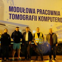 Powiększ zdjęcie Przy%20tomografie%20komputerowym%20stoją%20od%20lewej:%20Tomasz%20Cierpica,%20Rafał%20Pacanowski,%20Andrzej%20Klos,%20Dariusz%20Czechowski,%20Rafał%20Krupa%20i%20Łukasz%20Karpiński.