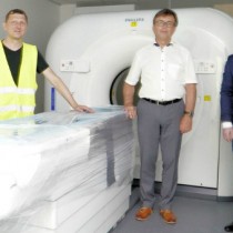 Powiększ zdjęcie Przy tomografie stoją od lewej: Dyrektor ZOZ, Starosta Włoszczowski, Wicestarosta