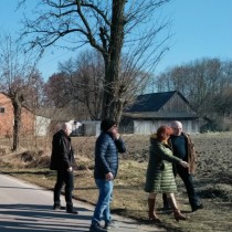 Powiększ zdjęcie Członek Zarządu Powiatu Włoszczowskiego Małgorzata Gusta rozmawia z sołtysem Mrowiny Edwardem Zającem o możliwości utwardzenia gruntu na przystanku autobusowym